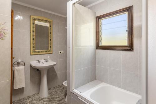 Een badkamer bij Finca Can Roig Gran