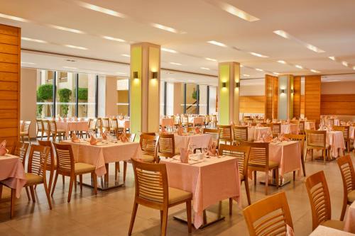 Restoran või mõni muu söögikoht majutusasutuses Coral Sea Aqua Club Resort