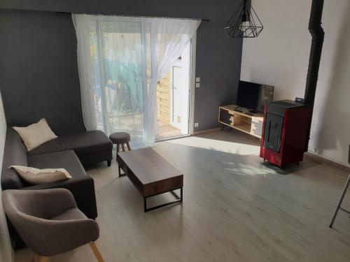 ボルゴにあるcasa di a piaghjaのソファとテレビのあるリビングルーム