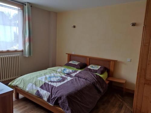una camera da letto con due letti e una finestra di LES GÎTES CELTIQUES DU PÈRE NICOLAS a Pluméliau