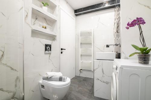 un bagno bianco con un water e un lavandino di Alkeos Suite by "elite" a Città di Zante