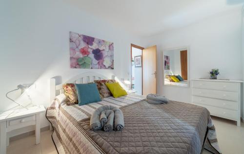 ein Schlafzimmer mit einem Bett mit zwei Kissen und einem Schreibtisch in der Unterkunft Voltor BE in Port de Pollença