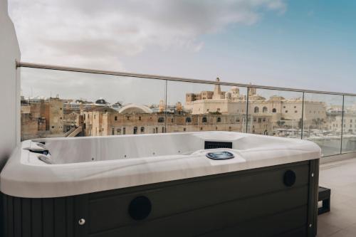 balcone con vasca e vista sulla città di Dock 1 Boutique Hotel a Cospicua
