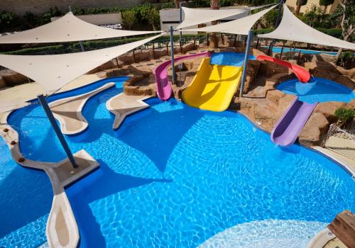 Bassein majutusasutuses Coral Sea Aqua Club Resort või selle lähedal