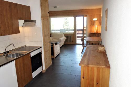 eine Küche mit einer Spüle und einer Arbeitsplatte in der Unterkunft Magrappé MOUNTAIN & CENTER apartments in Veysonnaz