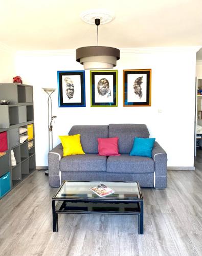 a living room with a couch with colorful pillows at Coeur d'Annecy, Idéalement situé in Annecy