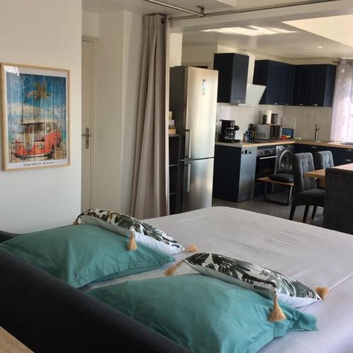 Cette chambre comprend un grand lit et une cuisine. dans l'établissement bienvenue chez Alain et Marie, à Antibes