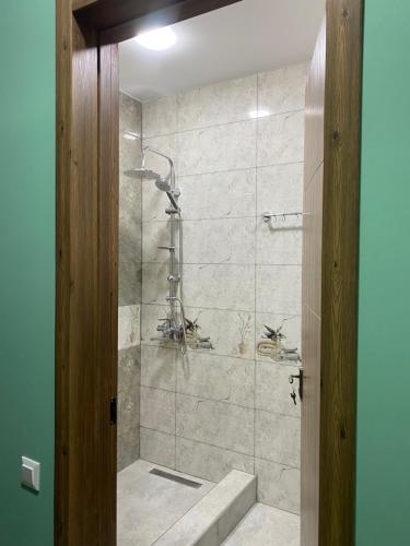 Ένα μπάνιο στο Happy Stay