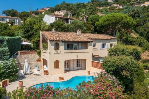 een afbeelding van een villa met zwembad bij 4-Star Private Villa with Heated Pool and Panoramic Sea View at Gulf de Saint Tropez in Cavalaire-sur-Mer