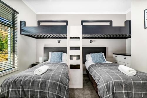 two bunk beds in a room with two beds at Cardrona Cottage - Cardrona Holiday Home in Cardrona