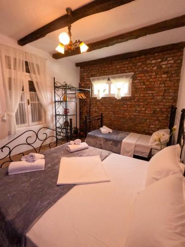 Postel nebo postele na pokoji v ubytování InTown Guesthouse Shkoder