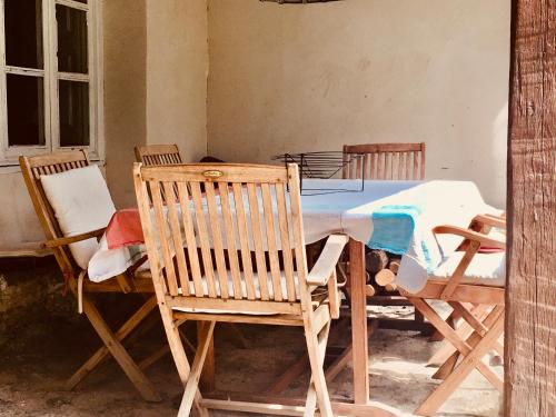 einem Esstisch mit 2 Stühlen und einem Tisch mit in der Unterkunft LA MALINCHE in Segovia