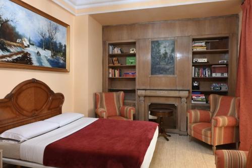 a bedroom with a bed and a fireplace at Cozy apartment in Valencia center in Valencia