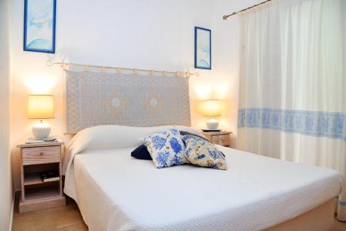 A bed or beds in a room at Porto Cervo Suite Apartment