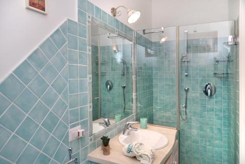 A bathroom at Porto Cervo Suite Apartment