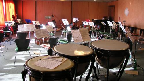 a room with drums and chairs in a room at Humboldt-Haus in Achberg