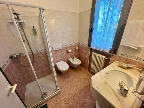 A bathroom at Hotel Ca' Bianca da Paolino