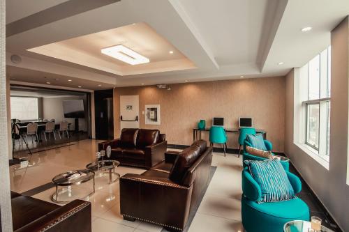 - un salon avec des fauteuils en cuir et une table dans l'établissement Hotel Diamond Lima, à Lima