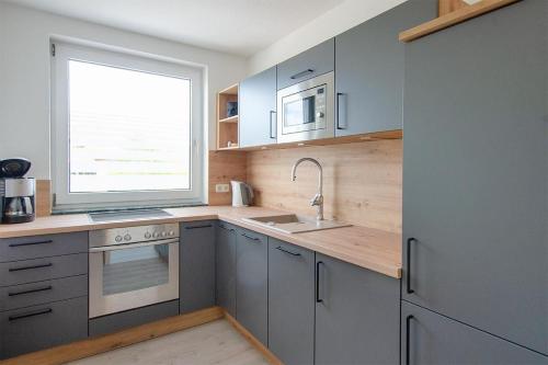 een keuken met een wastafel en een raam bij Ferienwohnung-MAJA-in-Sassnitz-fuer-2-Erwachsene-und-1-Kind-oder-3-Erwachsene in Sassnitz