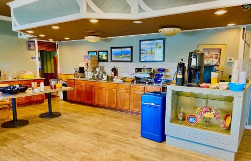 una grande cucina con bancone e bancone di Days Inn by Wyndham Pensacola - Historic Downtown a Pensacola