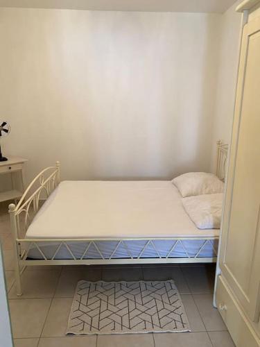 une petite chambre avec un lit dans une pièce dans l'établissement Appartement proche de la plage, à Saint Pierre La Mer