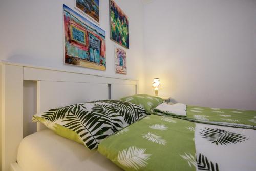 1 dormitorio con 1 cama con sábanas verdes y blancas en Apartment Tolja en Dubrovnik