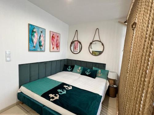 una camera con un letto con una coperta verde e bianca di Baltic Cliff Apartamenty a Niechorze