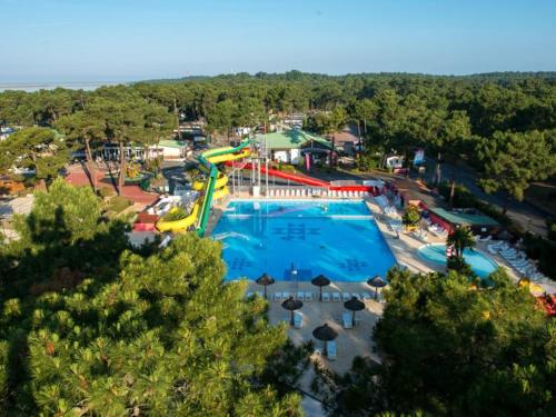 - une vue sur la piscine d'un parc aquatique dans l'établissement Camping Officiel Siblu Bonne Anse Plage, à La Palmyre