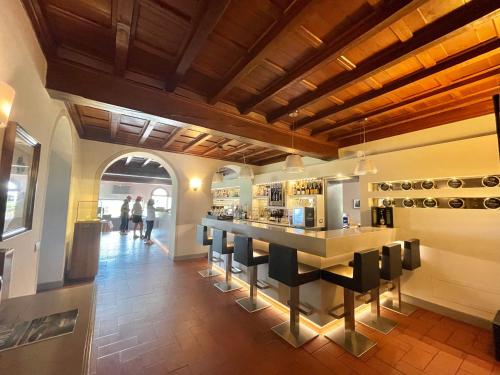 bar w budynku z ludźmi chodzącymi w tle w obiekcie Garda Golf House w mieście Soiano del Lago