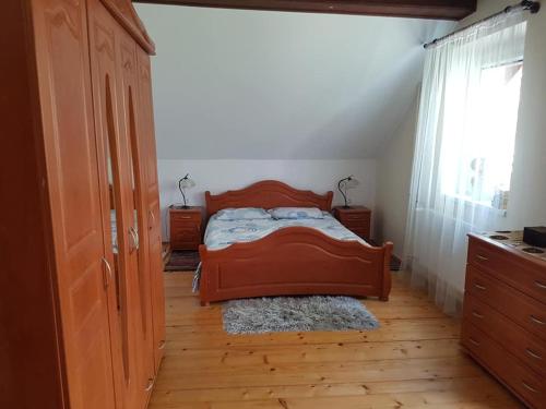 1 dormitorio con cama roja y ventana en Stamford House, en Ostrzyce
