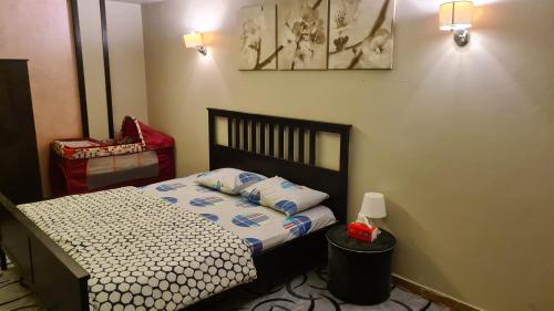 Un pat sau paturi într-o cameră la The Resort Studio - New Cairo