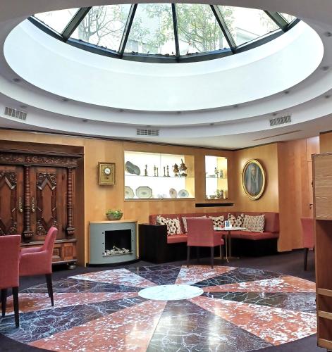 a living room with a domed ceiling and a fireplace at Best Western Plus Monopole Métropole in Strasbourg