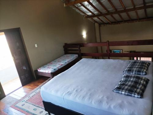 a bedroom with two bunk beds in a room at Chácara Morada do Vento. in São José dos Campos