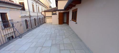 um corredor vazio de um edifício com uma passagem em La Terrazza del Quarto em LʼAquila
