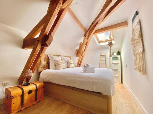 - une chambre avec un lit et du parquet dans l'établissement Bioves en Duplex-climatisation-centre ville-plage, à Menton