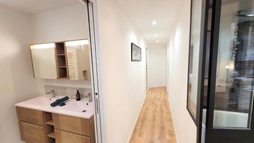 une salle de bain avec un lavabo et un miroir dans l'établissement Ze Perfect Place - Loft 2 Chb - 2 Sdb - Parking - Coulée Verte de Nice, à Nice