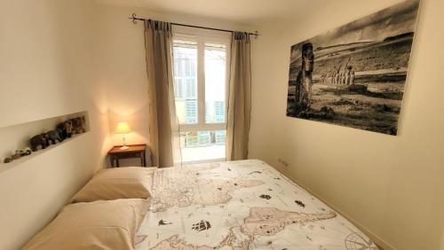 une chambre avec un lit et une fenêtre dans l'établissement Ze Perfect Place - Loft 2 Chb - 2 Sdb - Parking - Coulée Verte de Nice, à Nice