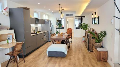 une cuisine et une salle à manger avec une table dans une pièce dans l'établissement Ze Perfect Place - Loft 2 Chb - 2 Sdb - Parking - Coulée Verte de Nice, à Nice