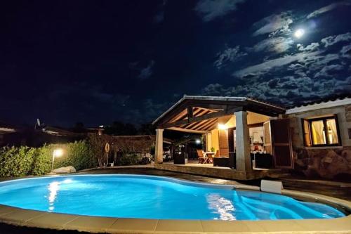 basen w ogrodzie w nocy w obiekcie Villa Janas con piscina privata Budoni w mieście Tanaunella