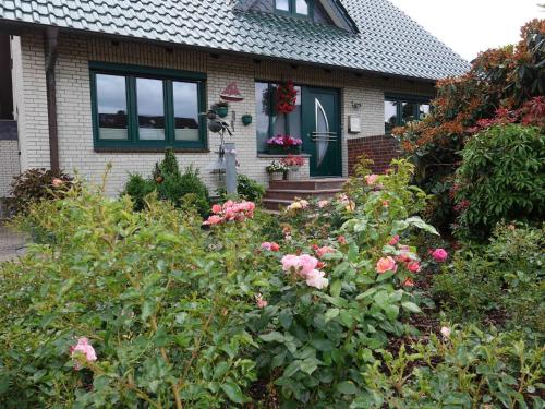 a house with a bunch of flowers in front of it at Ferienwohnung Heike in Rabel