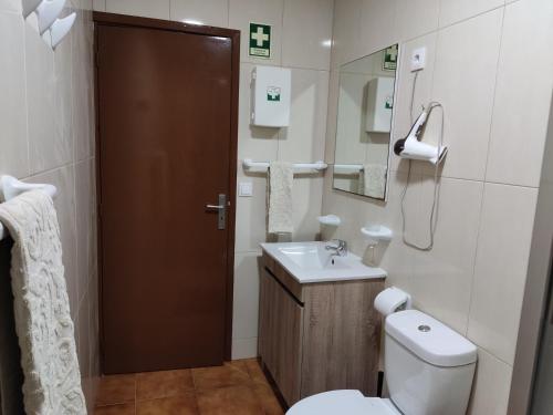 La petite salle de bains est pourvue de toilettes et d'un lavabo. dans l'établissement Holiday home and weekends, 4, à Esposende