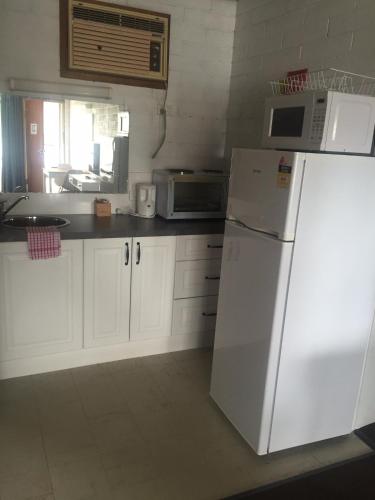 Kuchyň nebo kuchyňský kout v ubytování Thomas Lodge Motel