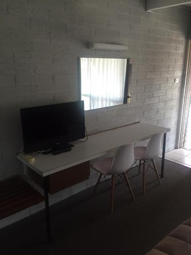 TV a/nebo společenská místnost v ubytování Thomas Lodge Motel