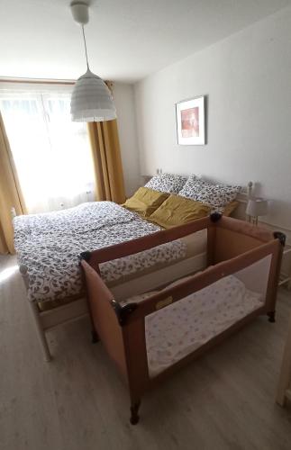 a bedroom with two beds and a window at Fewo - Charmante 2 Zimmer Wohnung mitten in Markdorf in Markdorf