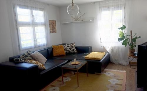 a living room with a blue couch and a table at Fewo - Charmante 2 Zimmer Wohnung mitten in Markdorf in Markdorf