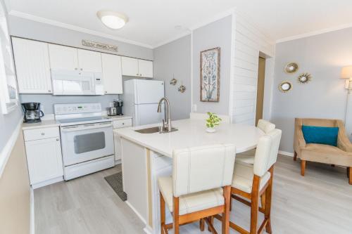 Stunning Views!!-Oceanfront Villa-Heated Pool-Private Balcony-Tiki Bar-Walk to Coligny Plaza photo 12