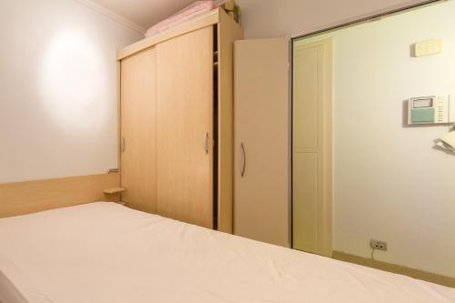 a bedroom with a bed and a closet at Edelweiss 0407 in Middelkerke