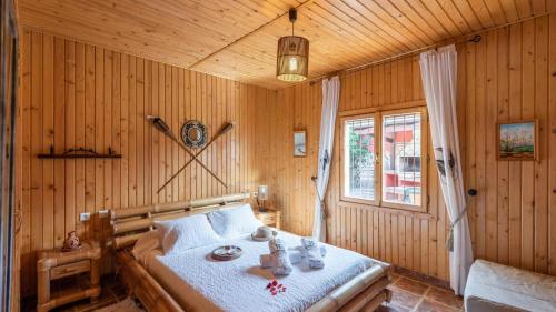une chambre avec un lit dans une pièce en bois dans l'établissement Cortijo La Tata Almayate Alto by Ruralidays, à Almayate Alto