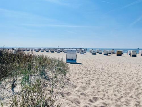a beach with a row of beach boxes on it at KRABBES Ostseeliebe in Neustadt in Holstein