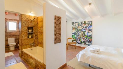 bagno con vasca, letto e doccia di The Hunting Lodge Alcaucín by Ruralidays ad Alcaucín